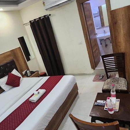 Hotel Redton Ню Делхи Екстериор снимка
