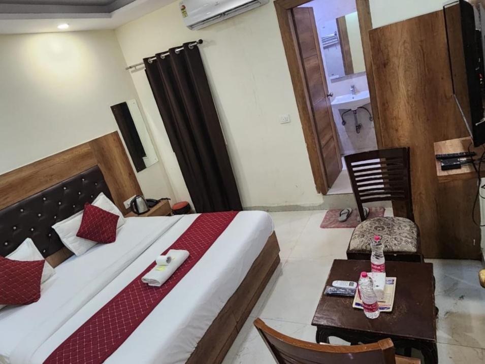 Hotel Redton Ню Делхи Екстериор снимка