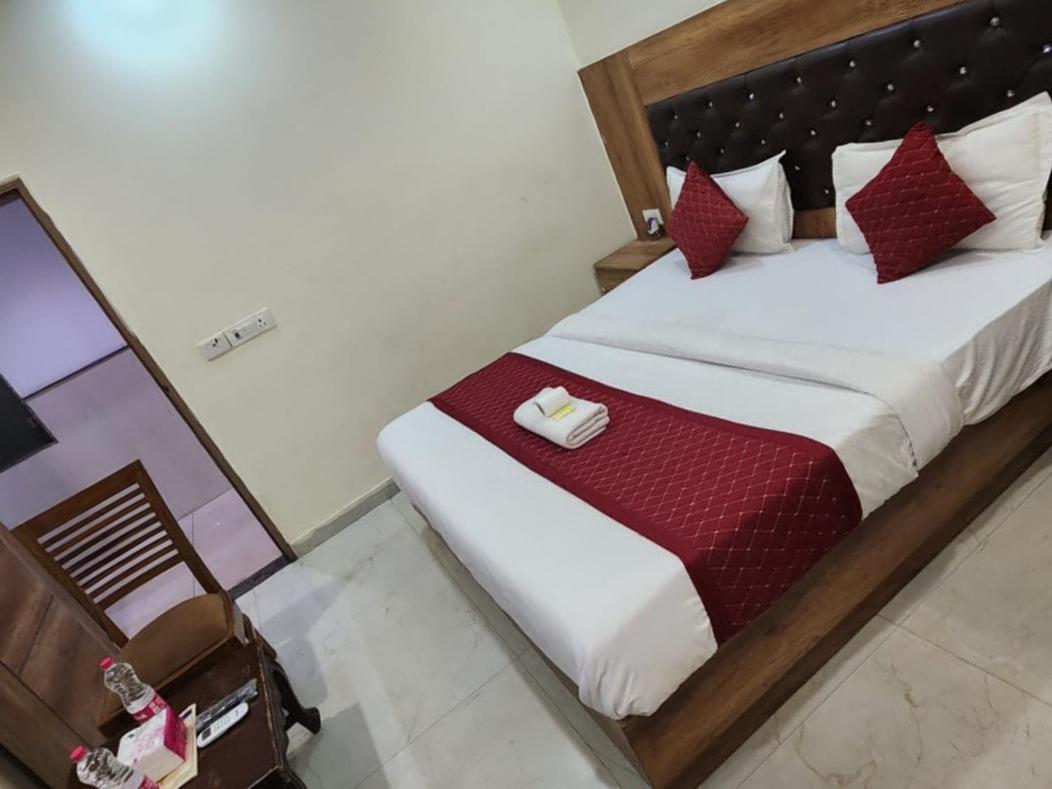 Hotel Redton Ню Делхи Екстериор снимка